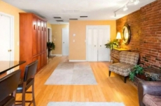 Luxury Waterfront Apt (North End)