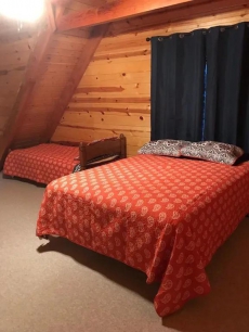 Log cabin staycation for families! Beautiful country setting.