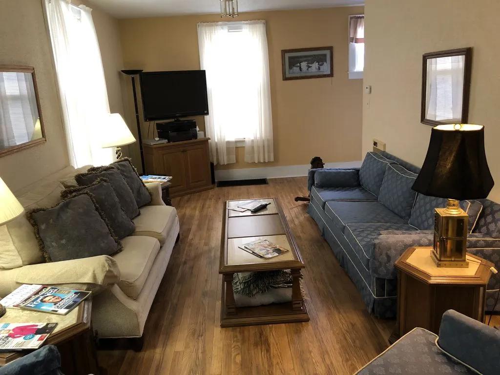 4 Bedrooms Pet Friendly Farmhouse Rental in Iowa, USA