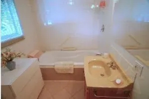 2 Bedrooms Condo Lakefront Home