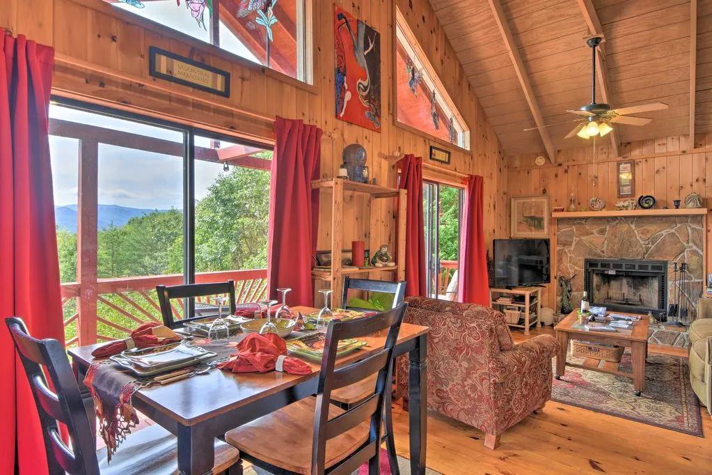 2 Bedrooms Cabin rental in Hiawassee, 'Frog Leap' Hiawassee