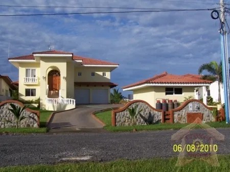 4 Bedrooms House Rentals By Owner in Barqueta Beach, Panama