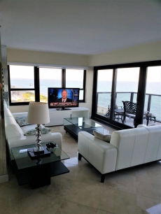 Direct Oceanfront WAVES AND BLUE OCEAN - 1102