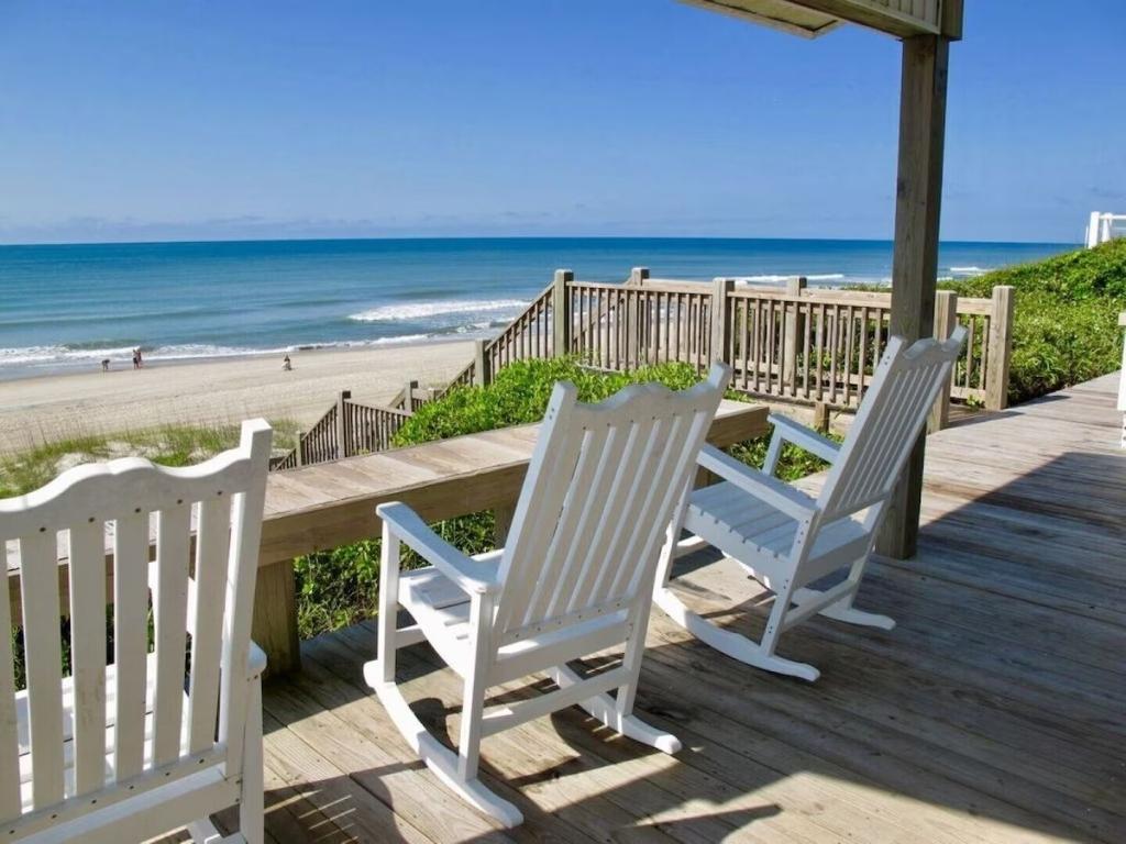 4 Bedrooms Beachfront House Rental in Emerald Isle, North Carolina