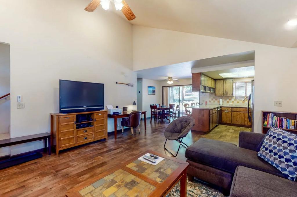 4 Bedrooms Pet Friendly Cabin Rental in stateline, Nevada