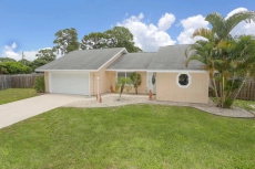 Relax at Private Sandy Beach Aqua Pool House with FREE Bikes & Kayaks for Two!