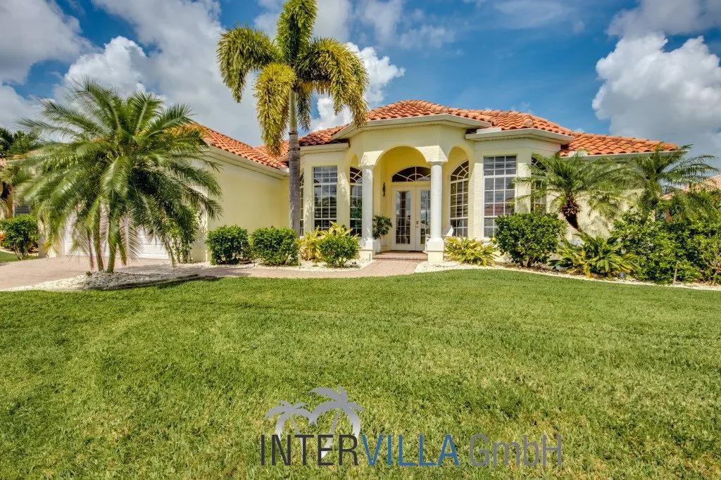 3 Bedrooms Villa Rental in Cape Coral, Florida