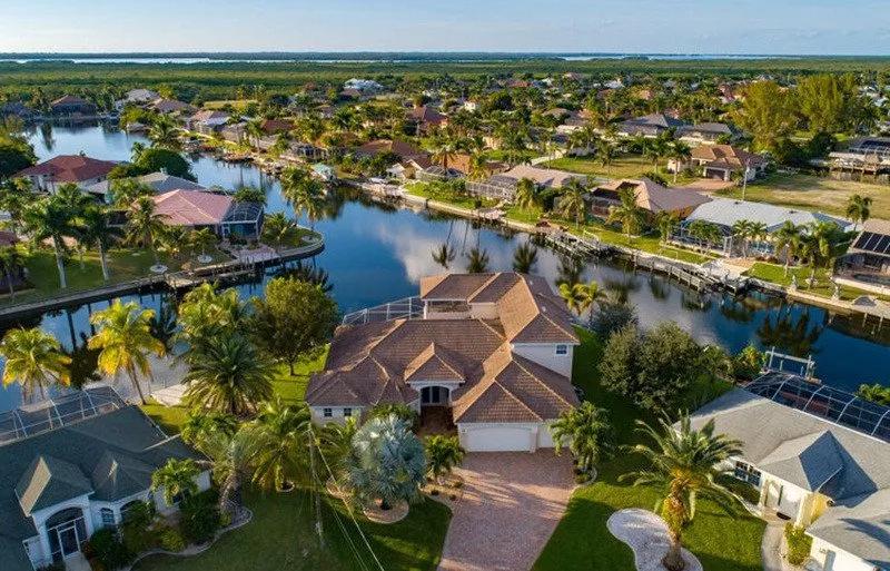 4 Bedrooms Villa Rental in Cape Coral, Florida