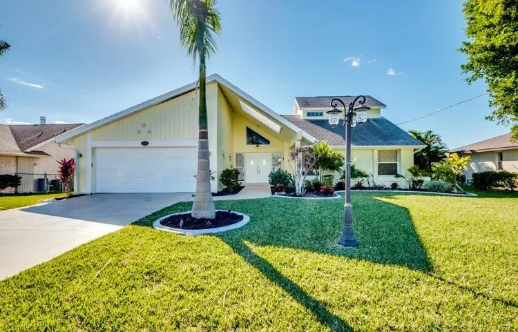 4 Bedrooms Villa Rental in Cape Coral, Florida