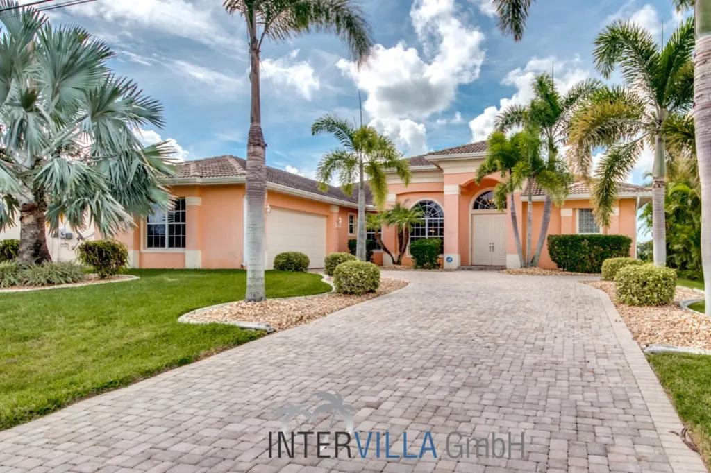 4 Bedrooms Villa Rental in Cape Coral, Florida