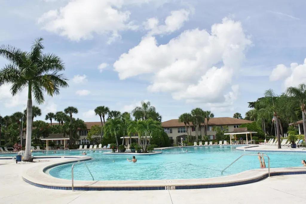 2 Bedrooms Apartment Rental in Naples, Florida