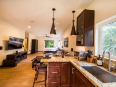 Luxurious, Modern, Spacious Studio at the Beach!