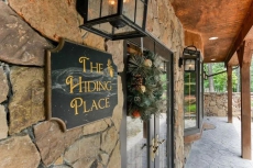 The Hiding Place - All-One-Level Carriage House - Pool Table, Hot Tub
