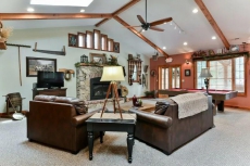 The Hiding Place - All-One-Level Carriage House - Pool Table, Hot Tub