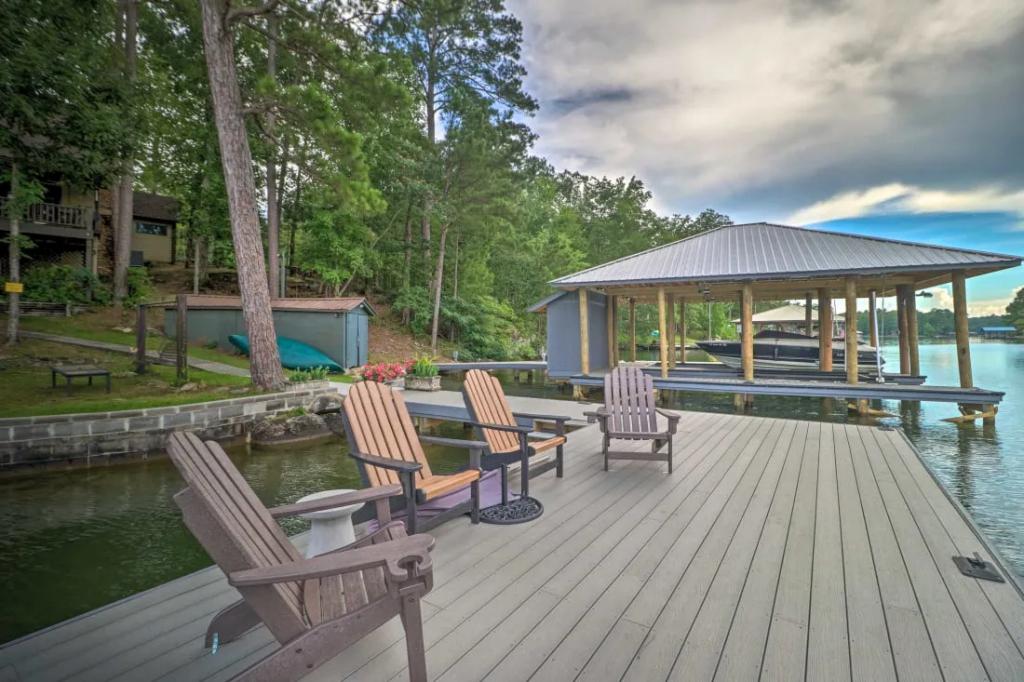 4 Bedrooms Waterfront, Lakefront House rental in Alabama, United States of America. Arcade Cove