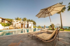 Patio Agua Azul: Relax in our pool and jacuzzi with an amazing ocean front view