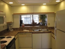 Shorewalk Condo, Newly Redecorated with Lake View