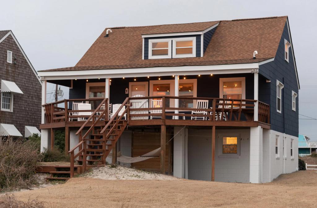 5 Bedrooms Beachfront, Cottage Rental in Atlantic Beach, North Carolina
