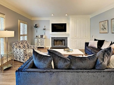 Luxurious Comfortable upscale Centrally located in quiet cul-de-sac