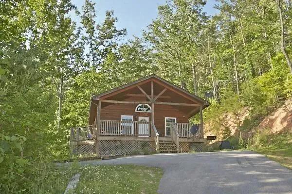 4 Bedrooms Mountain View Cabin Rental in Pigeon Forge, Tennessee