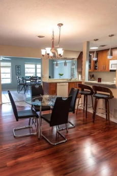 *Your serene escape* Modern, cozy, and close to the beach.