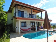 Beautiful house, very calm,  nested up the hill,  with spectacular  mountain and sea view, near the beach-Villa Barbara