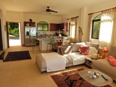 Beautiful house, very calm,  nested up the hill,  with spectacular  mountain and sea view, near the beach-Villa Barbara