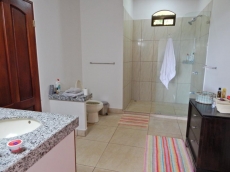 Beautiful house, very calm,  nested up the hill,  with spectacular  mountain and sea view, near the beach-Villa Barbara