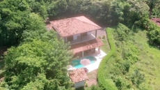 Beautiful house, very calm,  nested up the hill,  with spectacular  mountain and sea view, near the beach-Villa Barbara