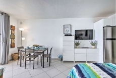 2 Insta-Worthy-Prestigious ocean view studio,on the beach. Sought after balcony.