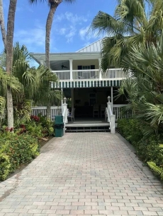 2 minute walk, beachside pool, bar and outside dining,16tennis courts. Gated.