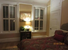 Back Bay Apt around the corner from the Famous Newbury St! Numerous restaurants