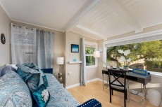 STUNNING HOME 4 MIN WALK TO BEACH, RESERVED PRKG