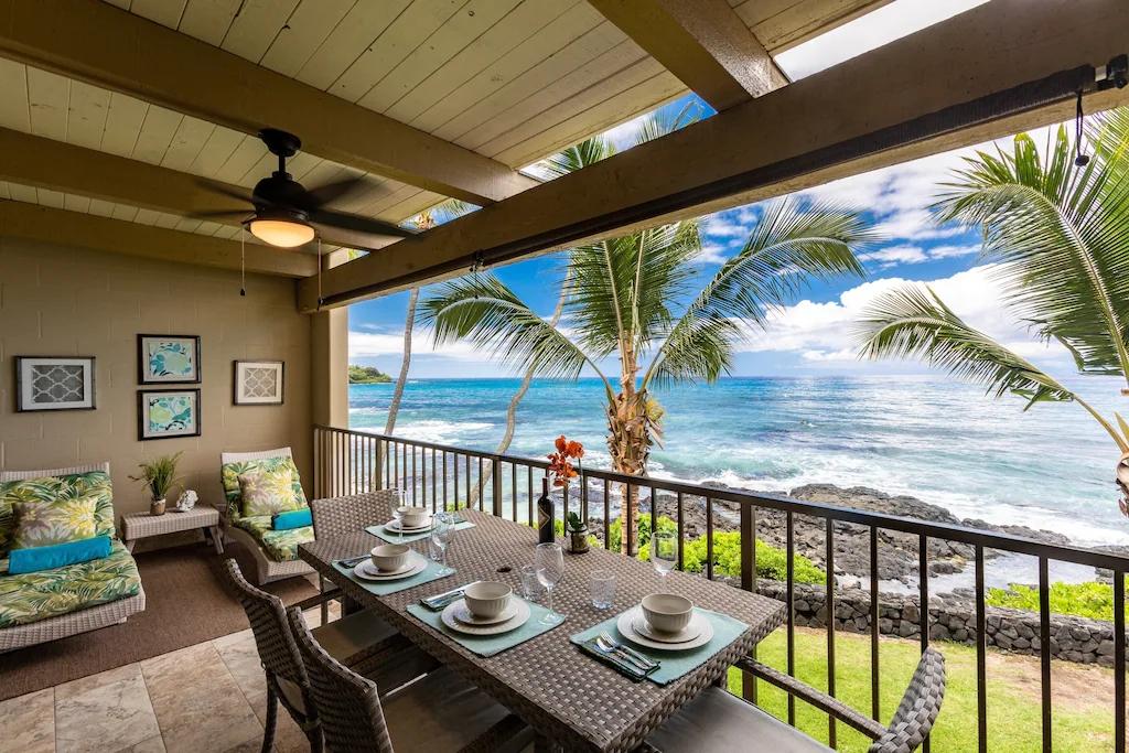 2 Bedrooms Beachfront Condo Rental in Kailua Kona, Hawaii