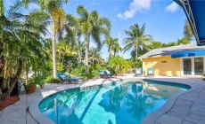 Waterfront 5 Bedroom 4 Bath Jetted Tub and Pool