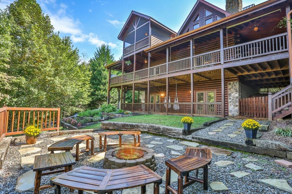 3 Bedrooms Cabin Rental in Mineral Bluff, Georgia