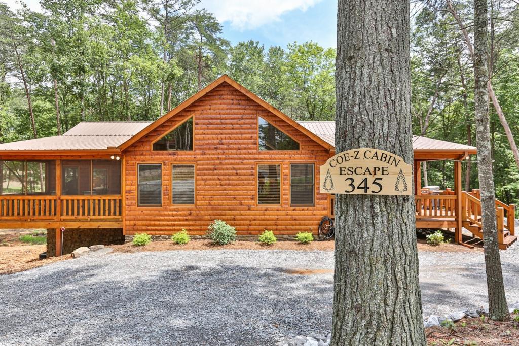 3 Bedrooms Cabin Rental in Mineral Bluff, Georgia