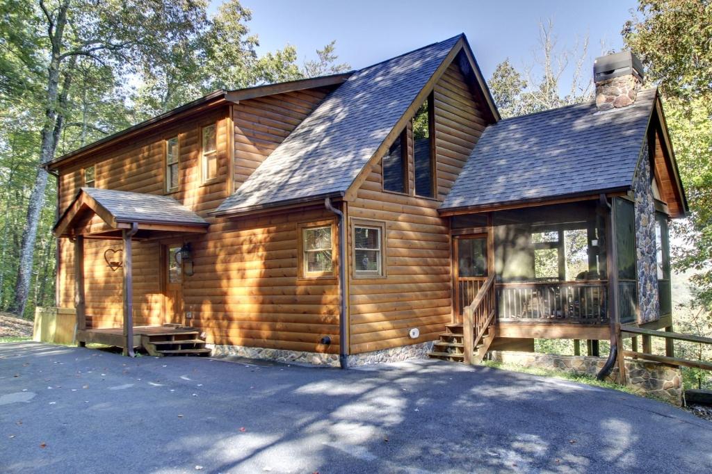 3 Bedrooms Mountain View Cabin Rental in Blue Ridge, Georgia