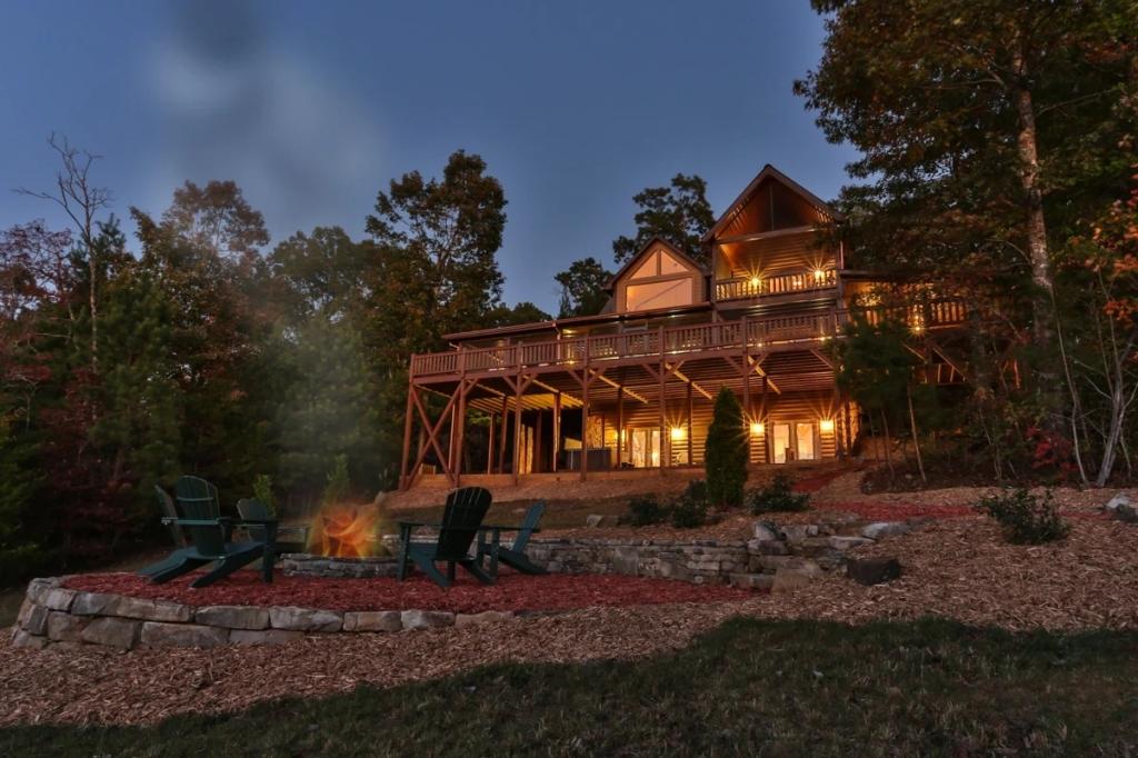 3 Bedrooms Mountain View Cabin Rental in Mineral Bluff, Georgia