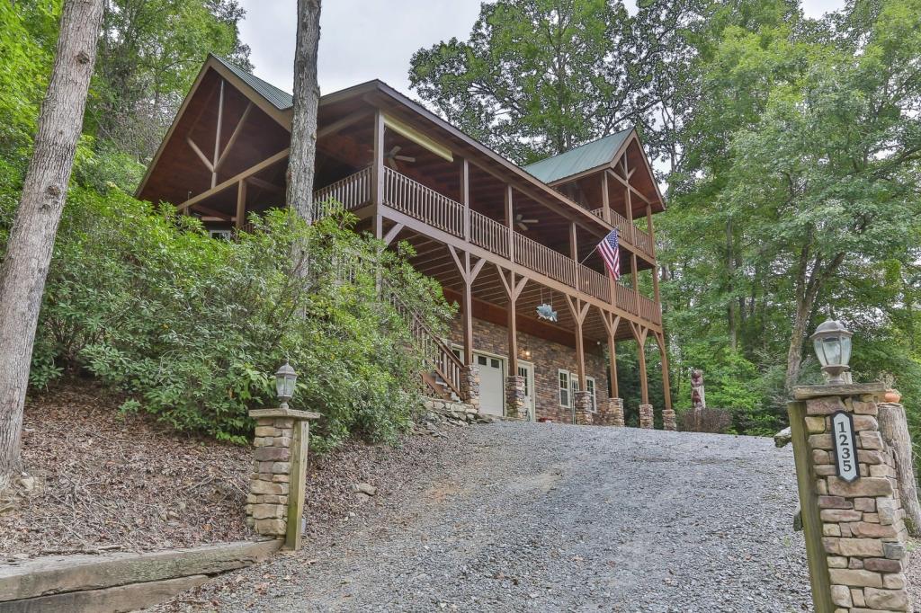 3 Bedrooms Cabin Rental in Mineral Bluff, Georgia