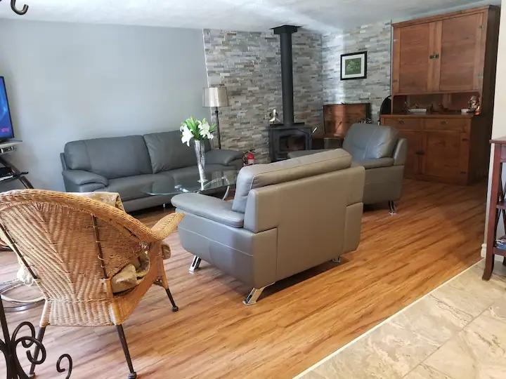 5 Bedrooms Cottage Rental in Sauble Beach, Ontario