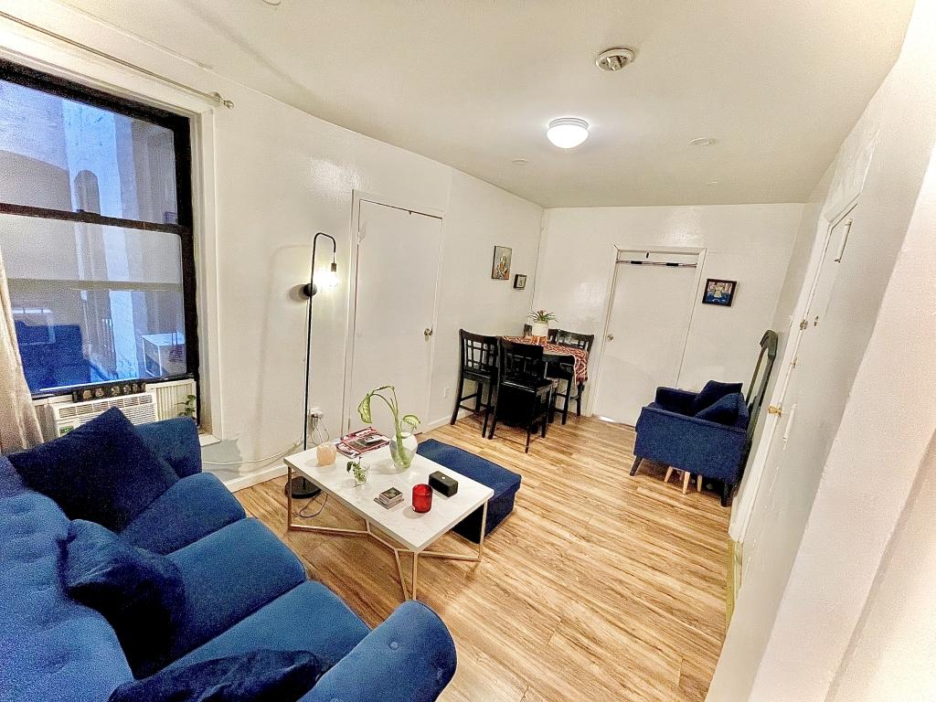 2 Bedrooms Apartment rental in Long Island, New York. NICE 2 BEDROOMS APARTAMENT
