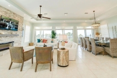 Welcome Snowbirds! 5 Star Reviews, Beautiful Sunset Views, Elevator!