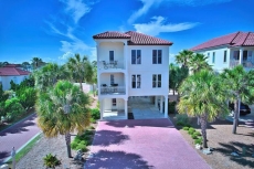 Welcome Snowbirds! 5 Star Reviews, Beautiful Sunset Views, Elevator!