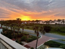 Welcome Snowbirds! 5 Star Reviews, Beautiful Sunset Views, Elevator!