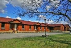 REDWOOD INN and SUITES