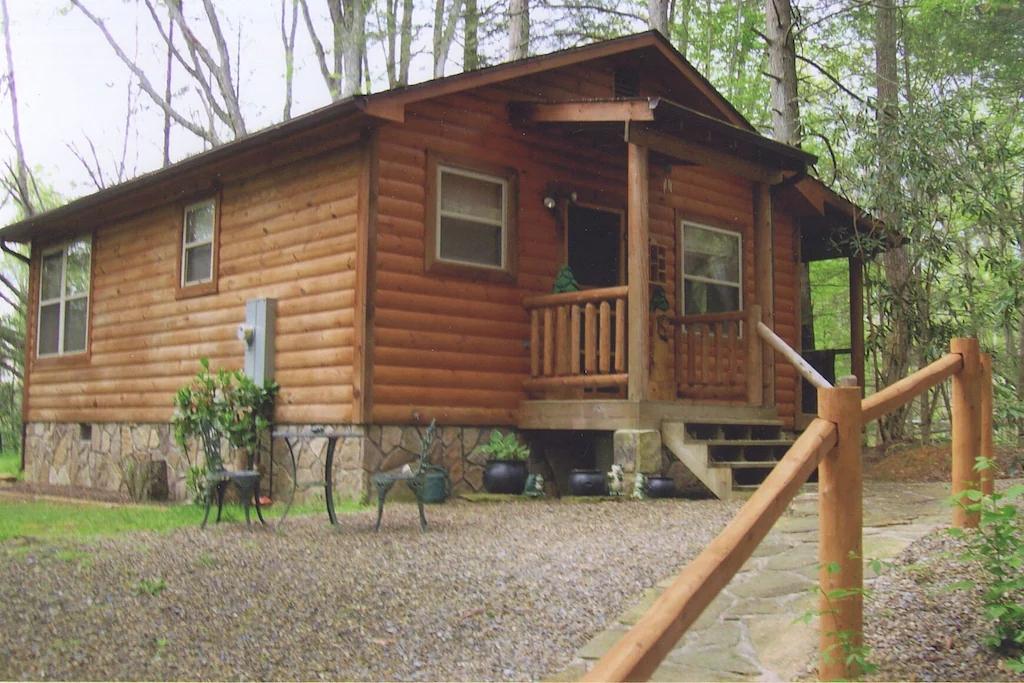 2 Bedrooms Mountain View Cabin Rental in Gatlinburg, Tennessee