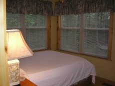 Garden of Edens - Private, Secluded in woods on creek, borders park! Pets OK! 20 min Gatlinburg