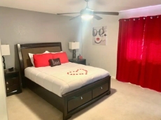 Clean & Contemporary Pool Home -WIFI, Air Hockey,