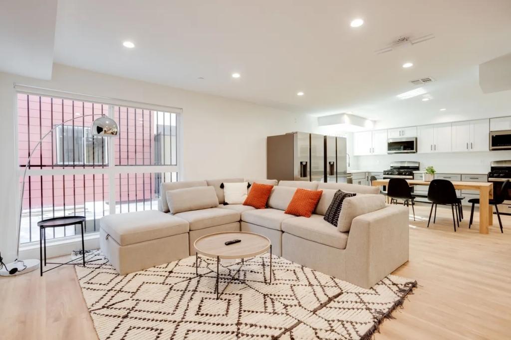 9 Bedrooms Townhome Rental in Los Angeles, California